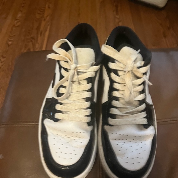 Classic Black and White Men's Sneakers - Picture 3 of 4